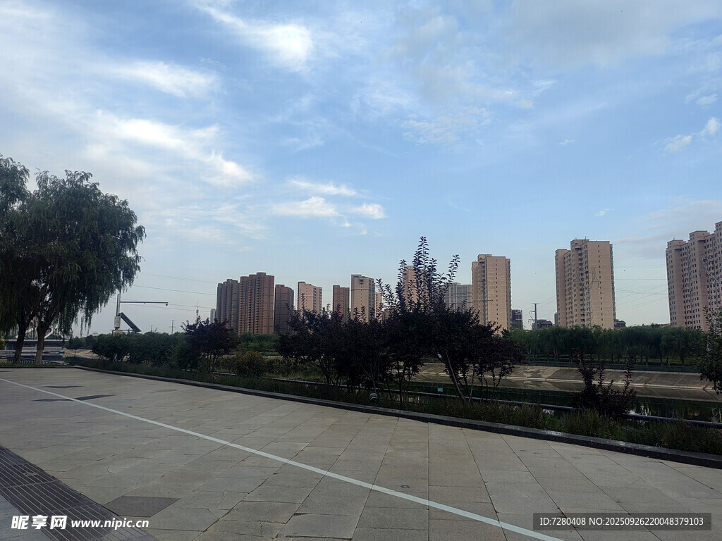 城市道路旁的高楼景观