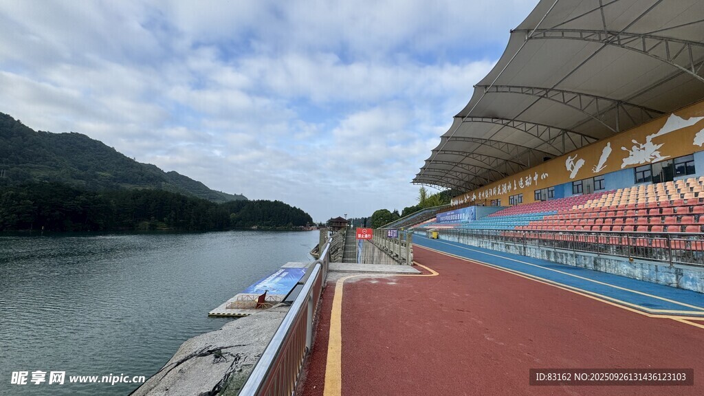 江边红色跑道与看台风景