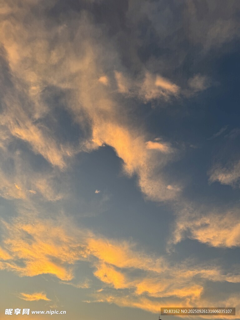 夕阳下的绚丽云彩