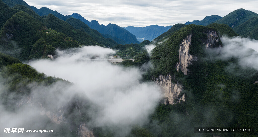 云雾缭绕的壮美山峦
