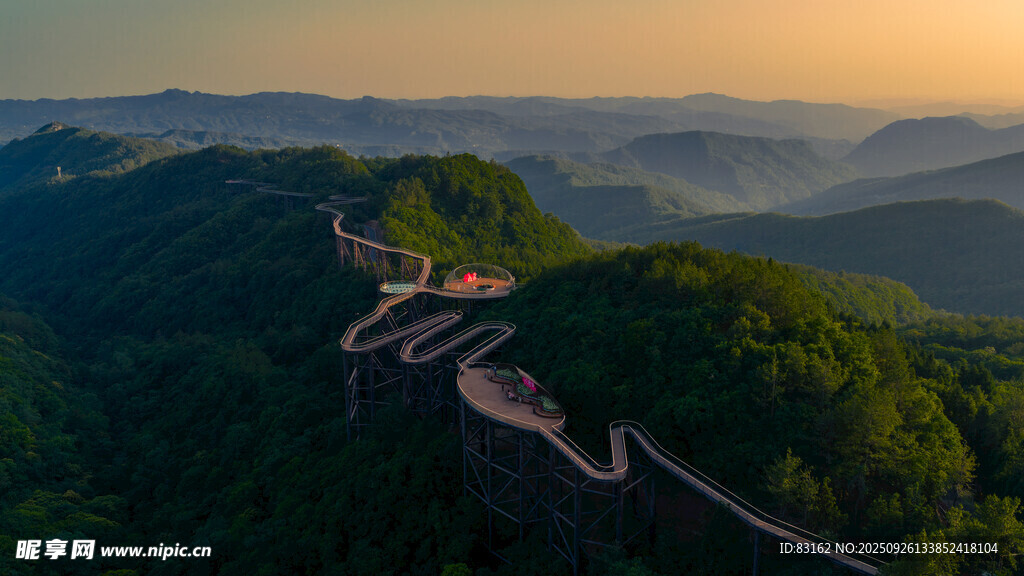 夕阳下的壮丽长城景观