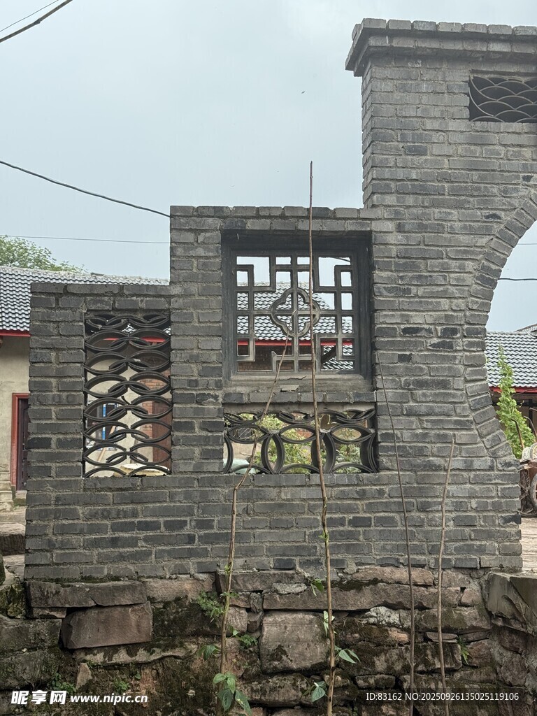 中式灰砖镂空景墙建筑