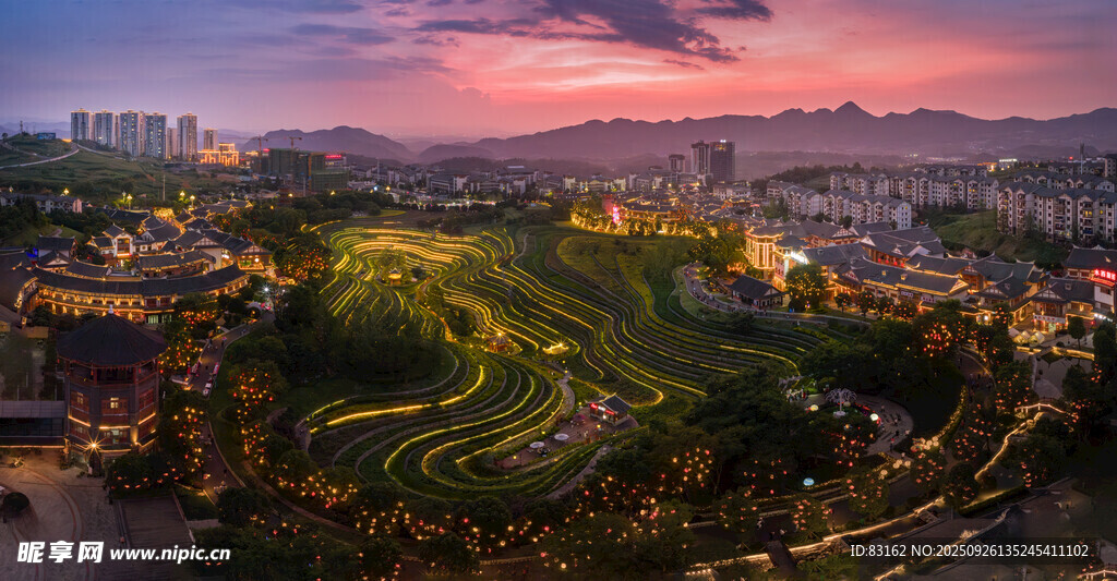 城市暮色中的蜿蜒景观步道