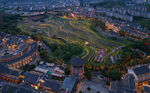城市夜景中的绿地与建筑