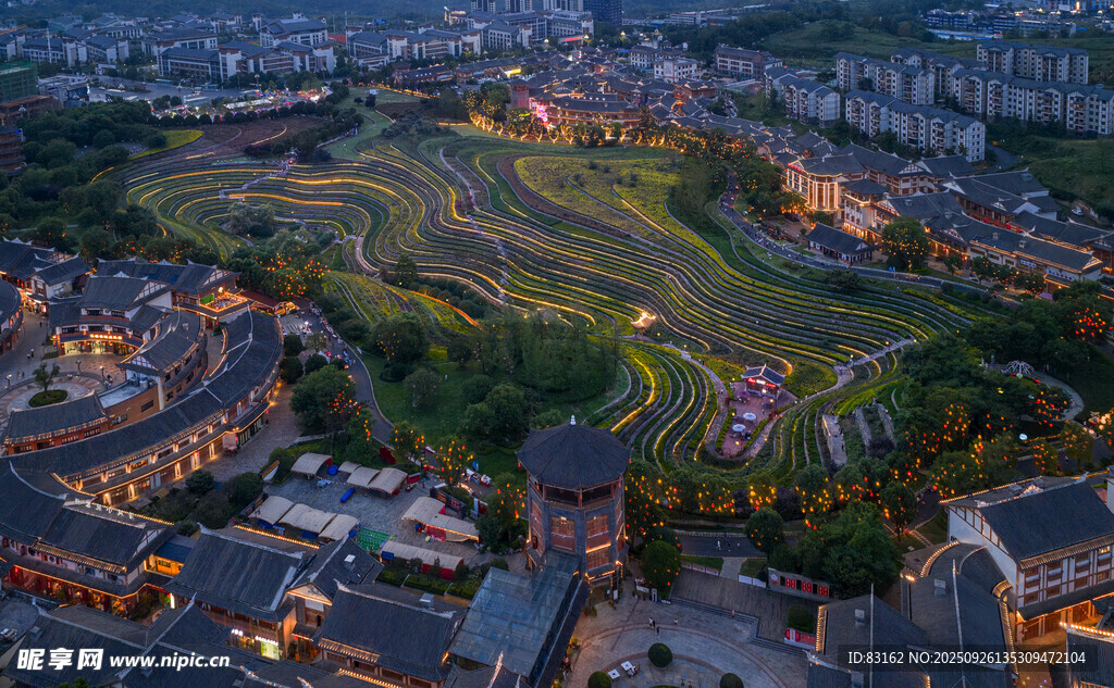城市夜景中的绿地与建筑