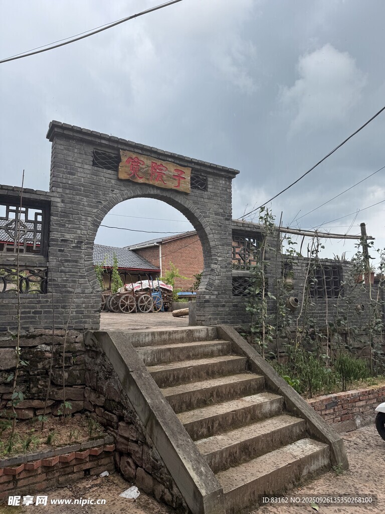 古朴石拱门与石阶小道