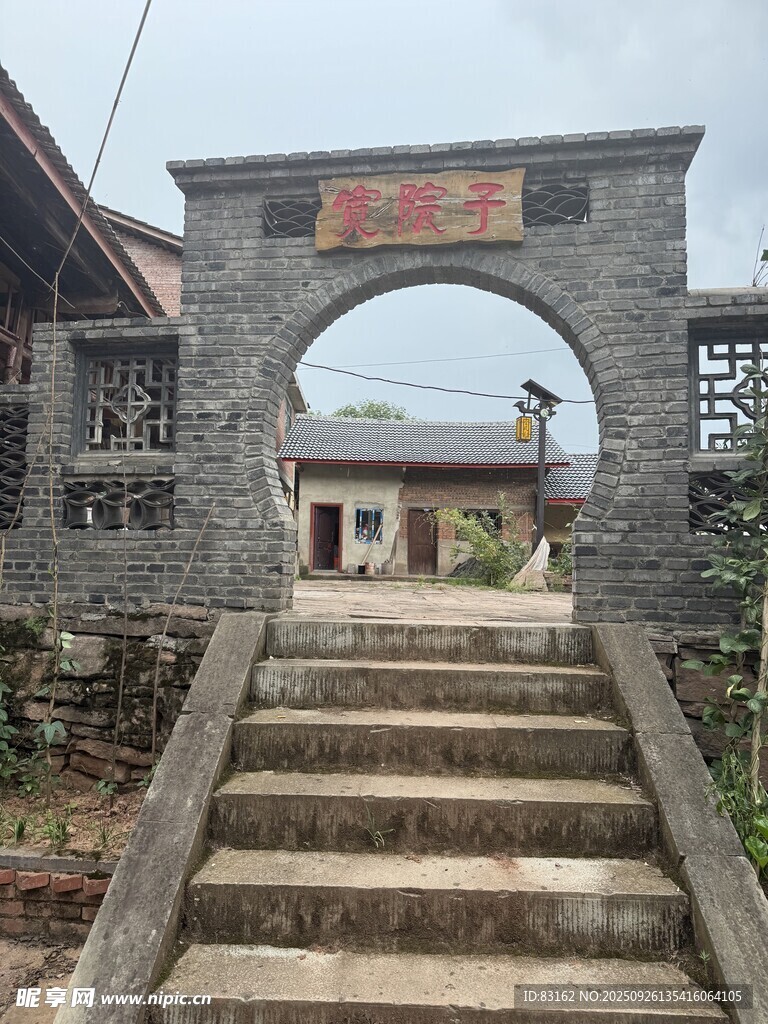 古朴石拱门与石阶村落