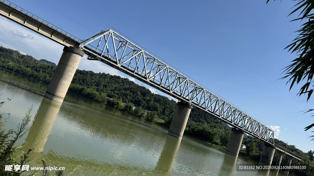 横跨江面的钢铁大桥
