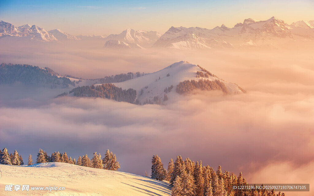 雪山云海间的壮丽日出