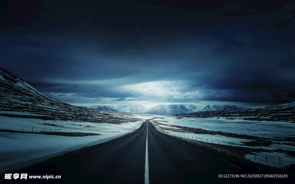 暗夜中的孤独公路