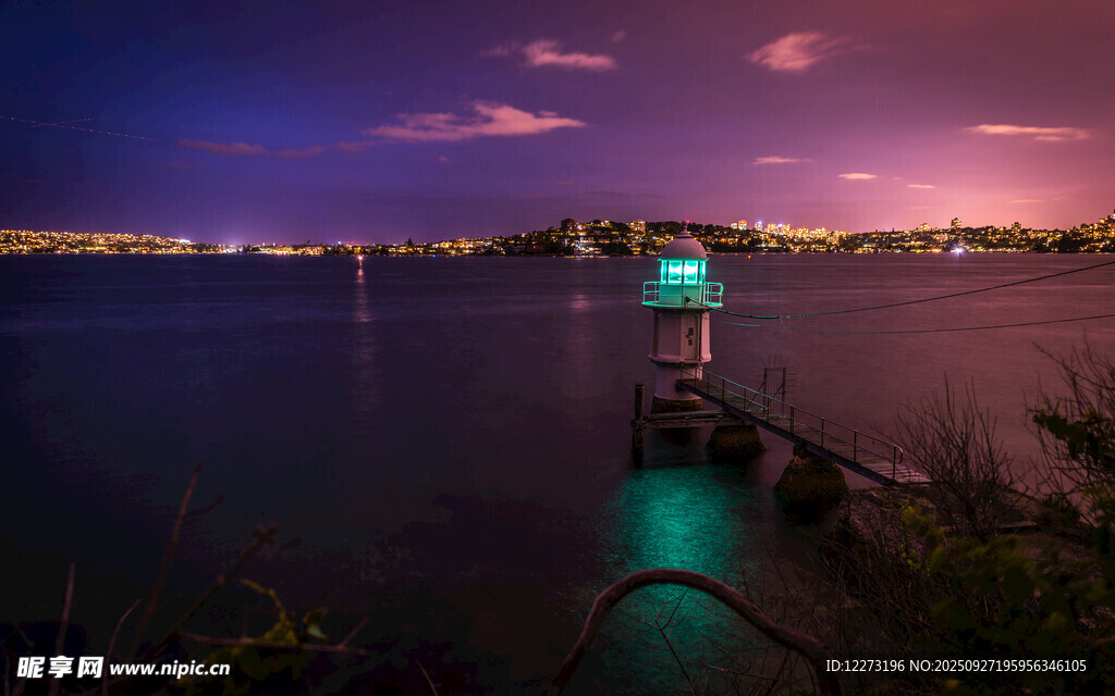 湖畔夜景中的绿光小屋