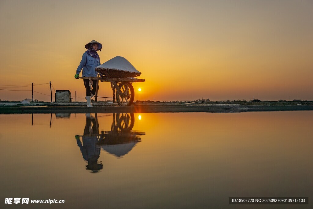 夕阳下的水上劳作场景