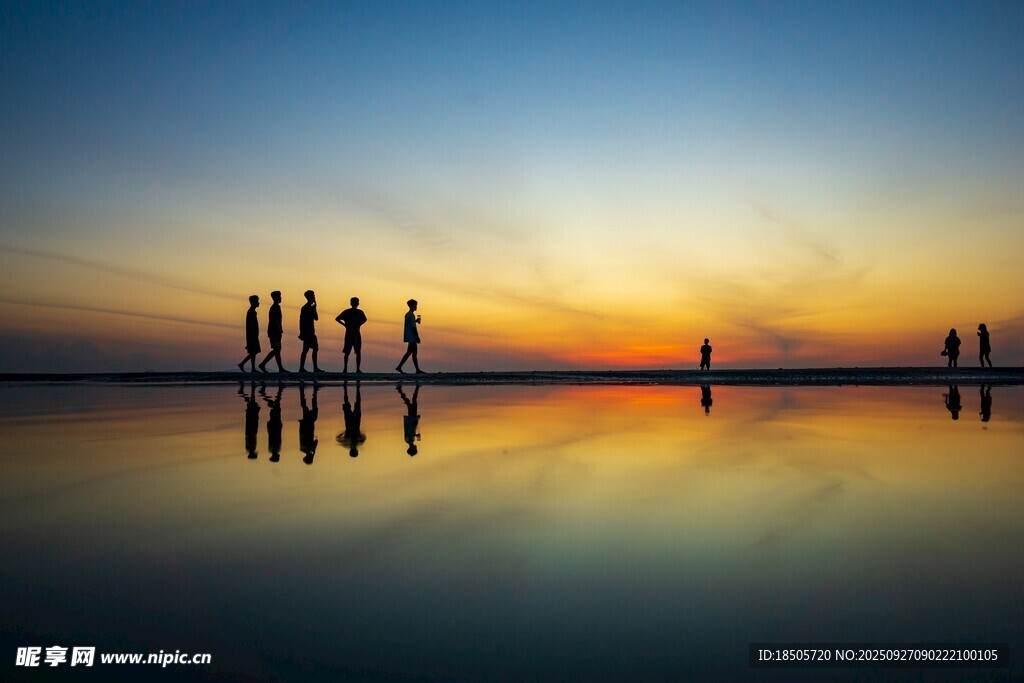 夕阳下湖畔的人群剪影