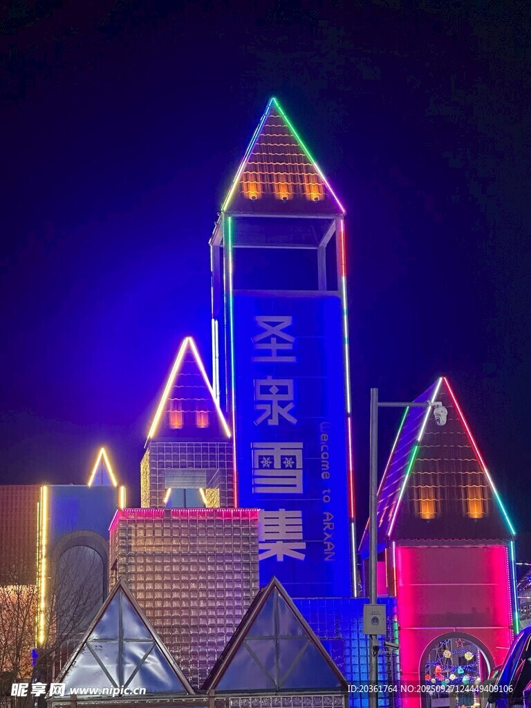 梦幻灯光装饰的童话建筑