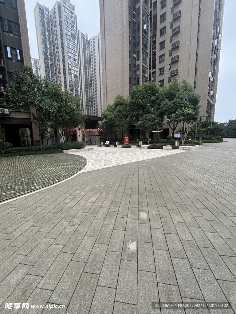 城市小区内的开阔砖石广场