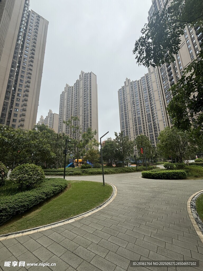 城市住宅区的优美景观道路