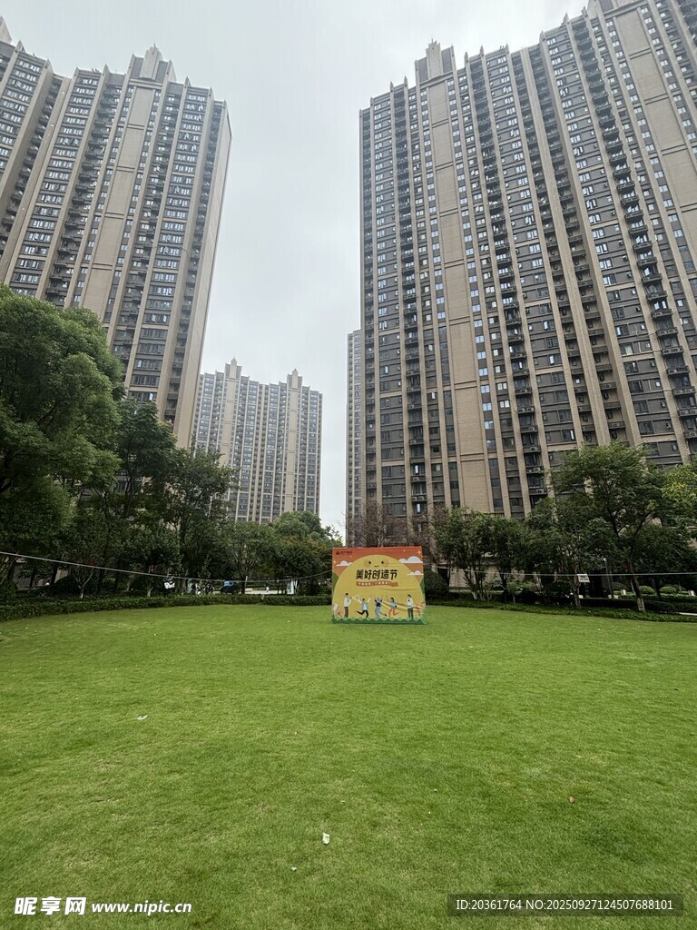 城市草坪旁的高楼景观