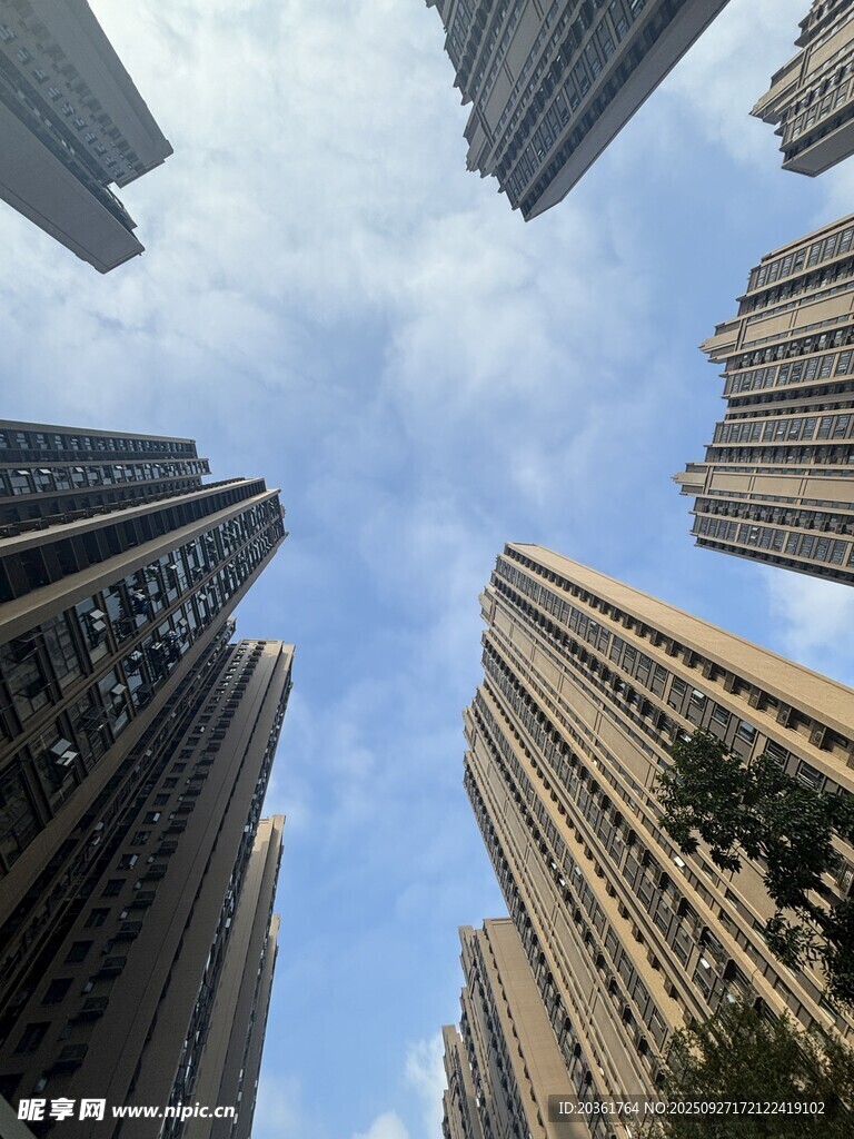 仰视城市高楼建筑群