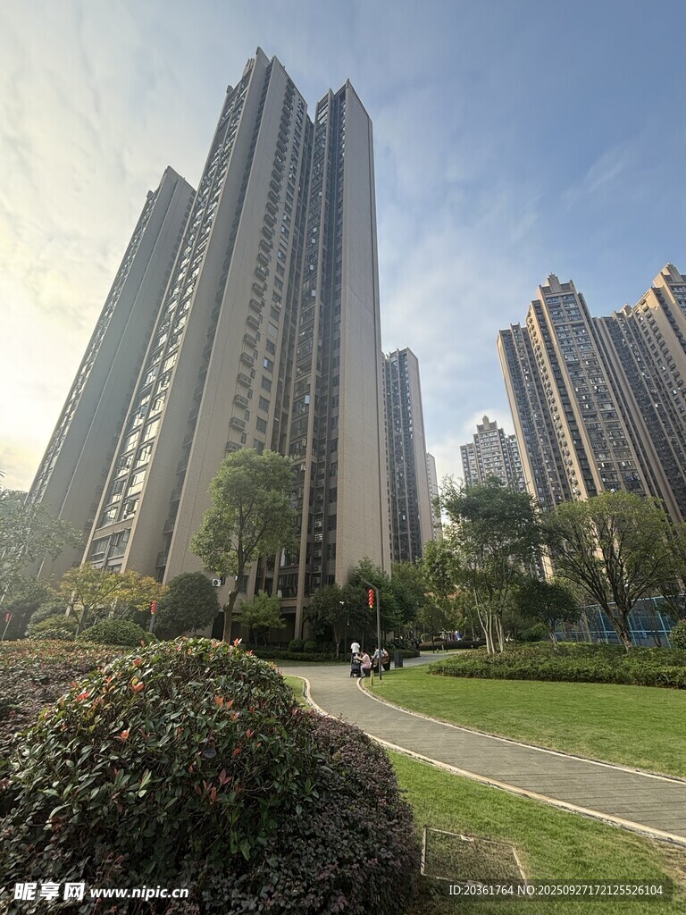 城市高楼与绿地景观