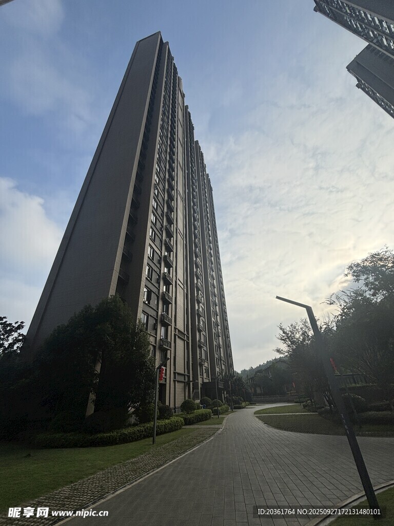 高耸入云的城市摩天大楼
