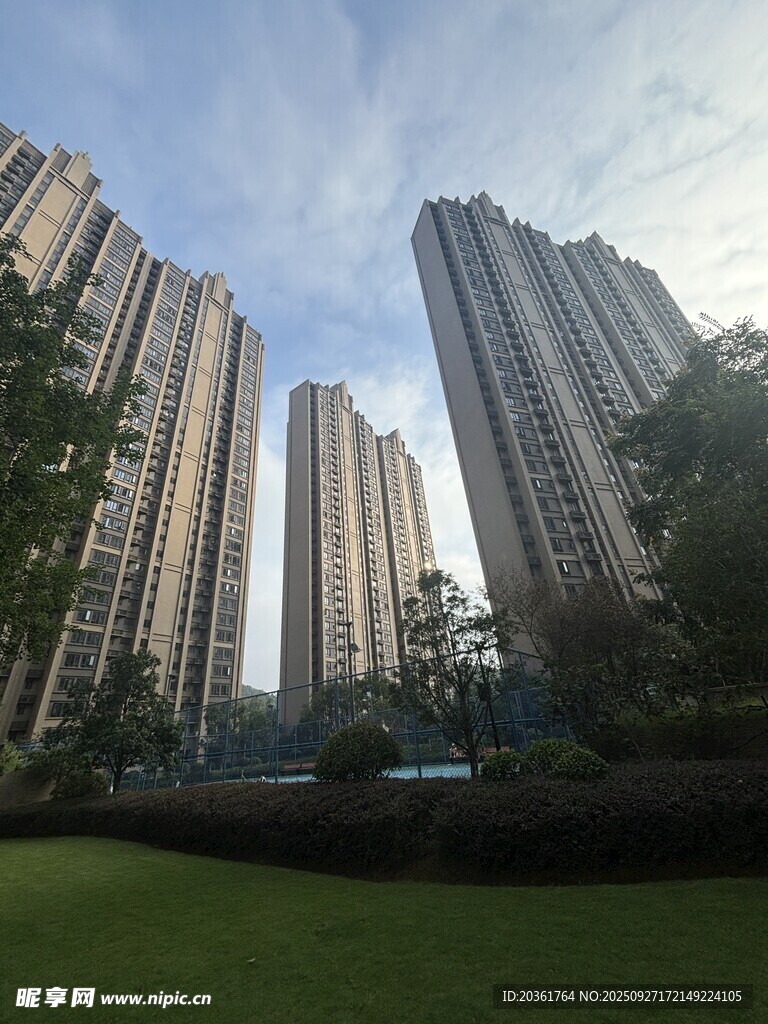 城市高楼与绿地景观