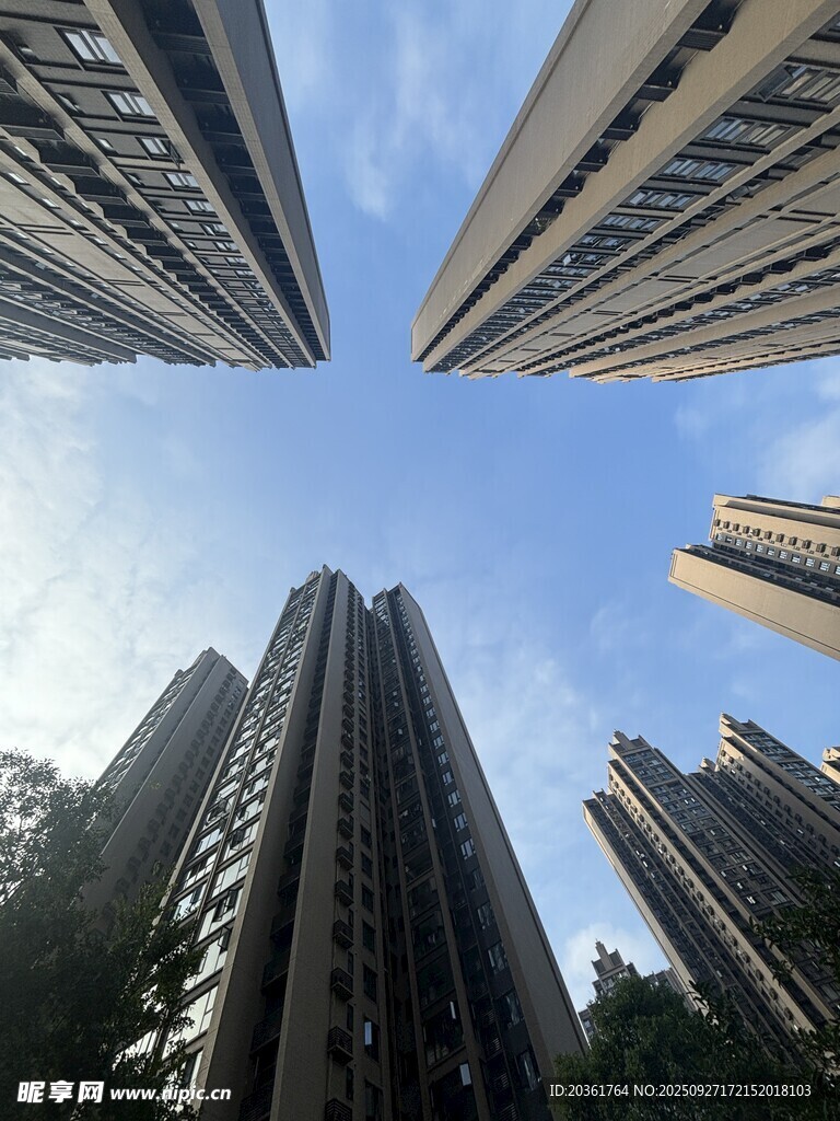 仰视城市高楼建筑群