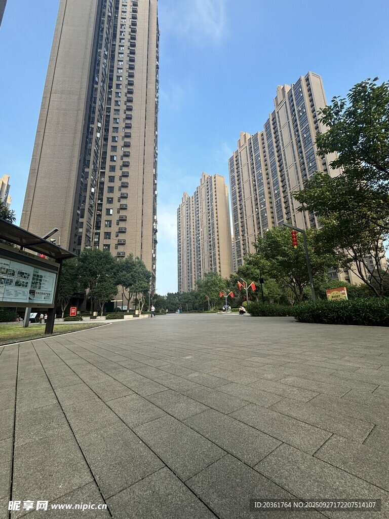 城市宽阔广场与林立高楼