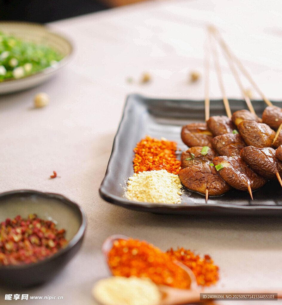 美味烤肉串与多样蘸料