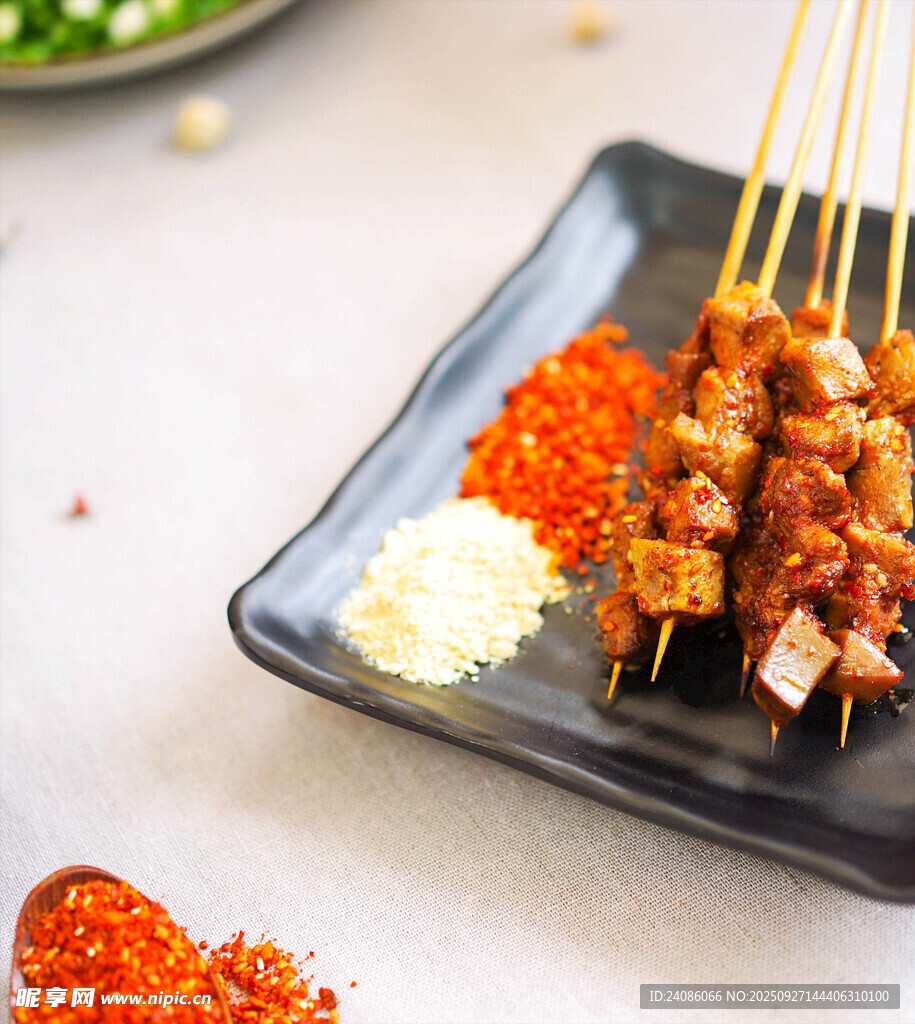 美味烤肉串搭配多样佐料