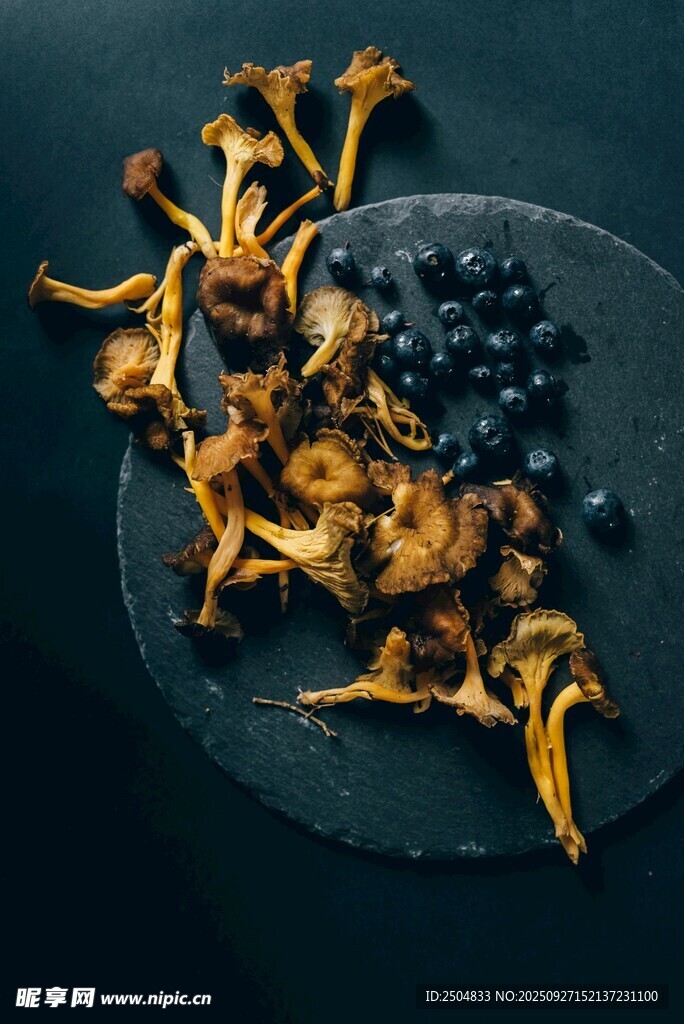 黑盘上的美味蘑菇与浆果