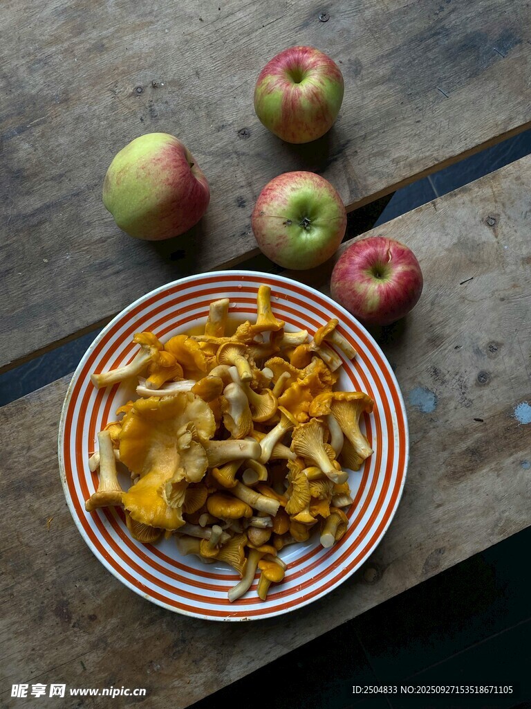 木桌上的苹果与香脆薯片