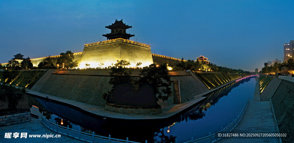 古城夜色中的璀璨建筑