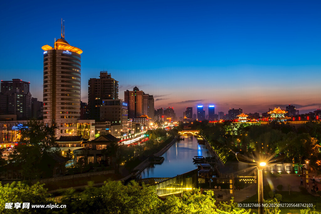 城市夜景河畔璀璨风光