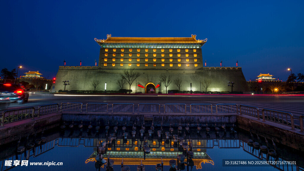 夜幕下的宏伟建筑