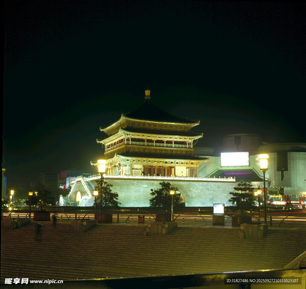 夜晚灯火下的中式古建筑