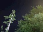 夜间高空作业的电力工人