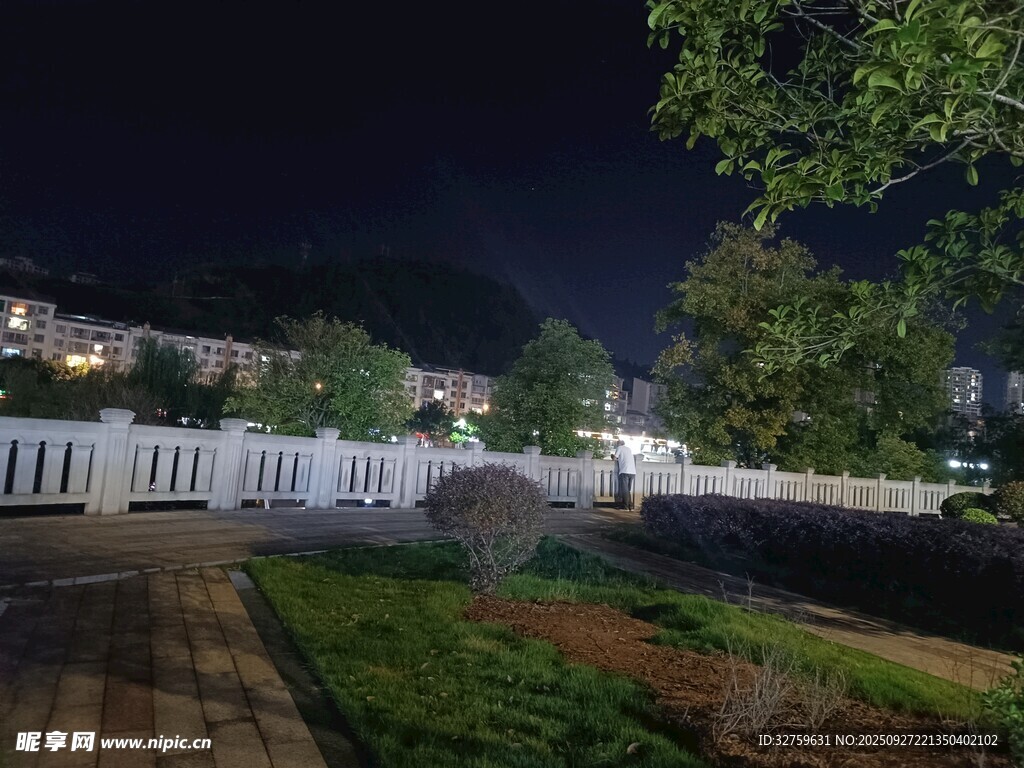 夜晚小区景观步道夜景