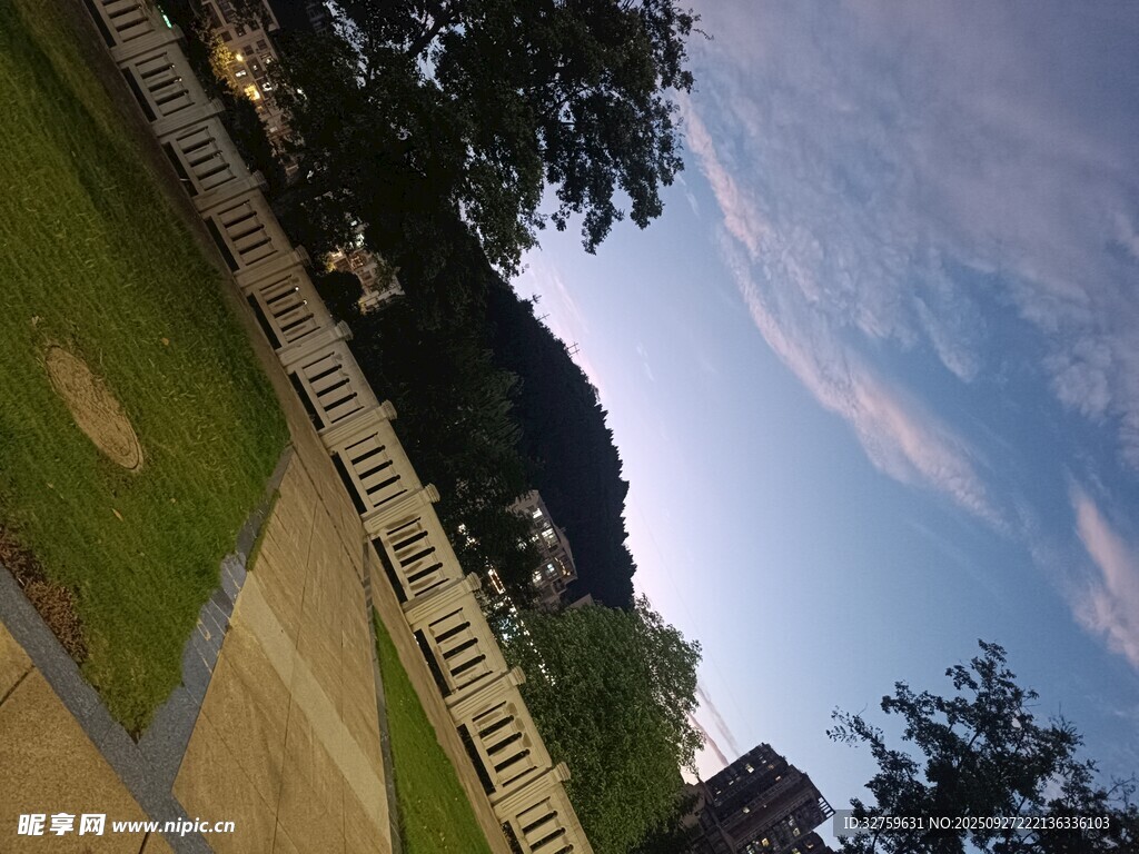 户外小道旁的美丽天空