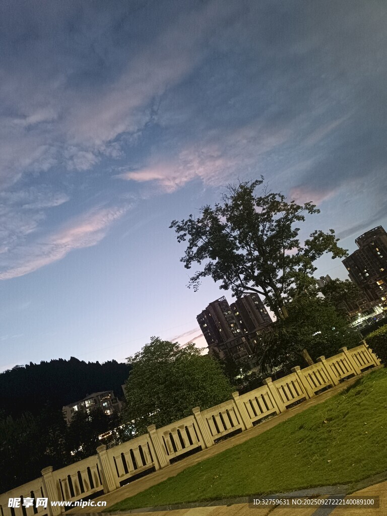 黄昏下的草地树木与围栏