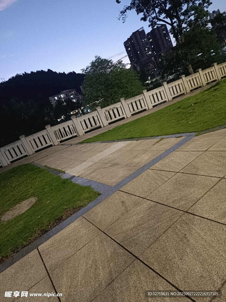 户外休闲步道与围栏景观