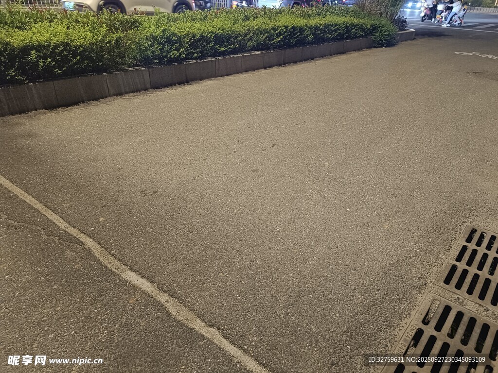 户外灰色地面及排水口