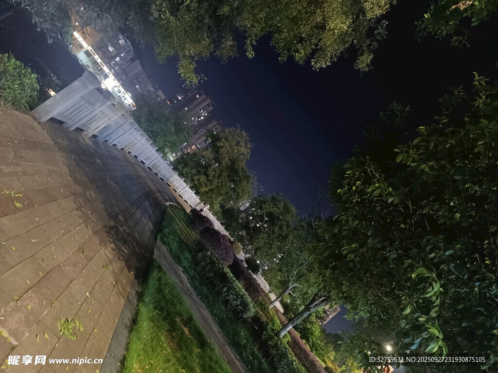 夜晚河畔的静谧景致