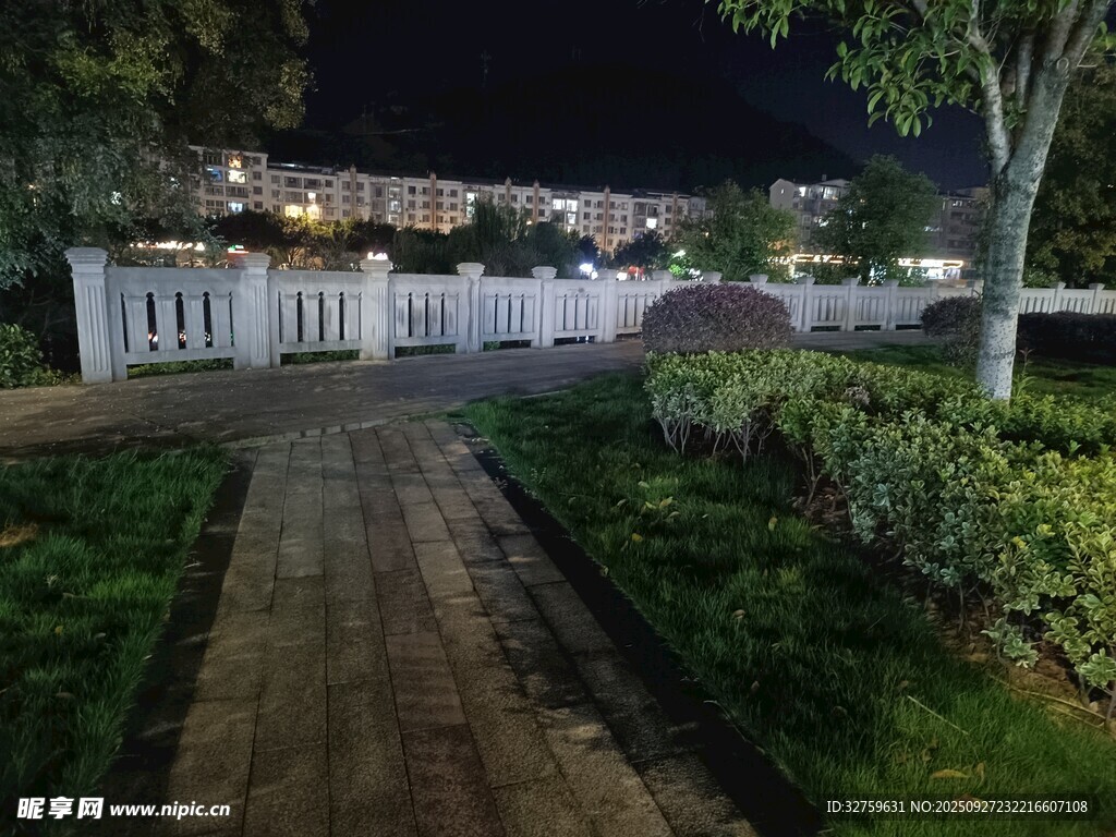 夜晚花园小径与围栏景观