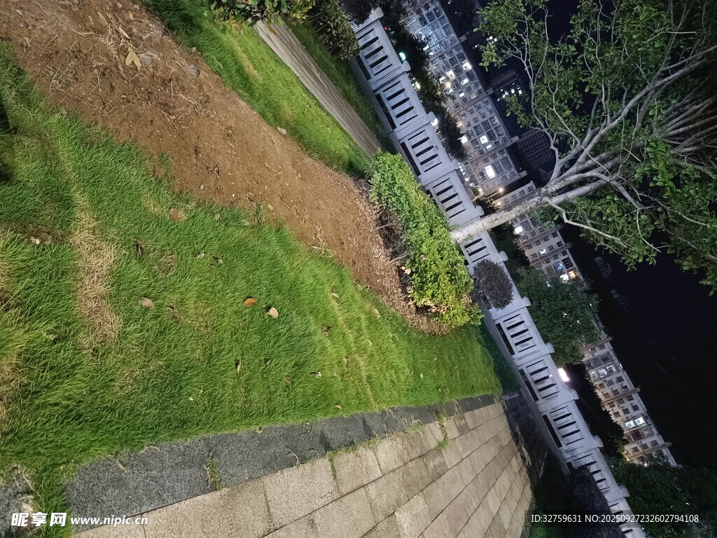 俯瞰城市旁的绿地与建筑