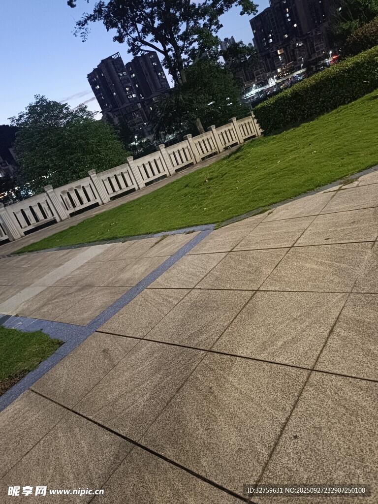 户外石板路与周边景致