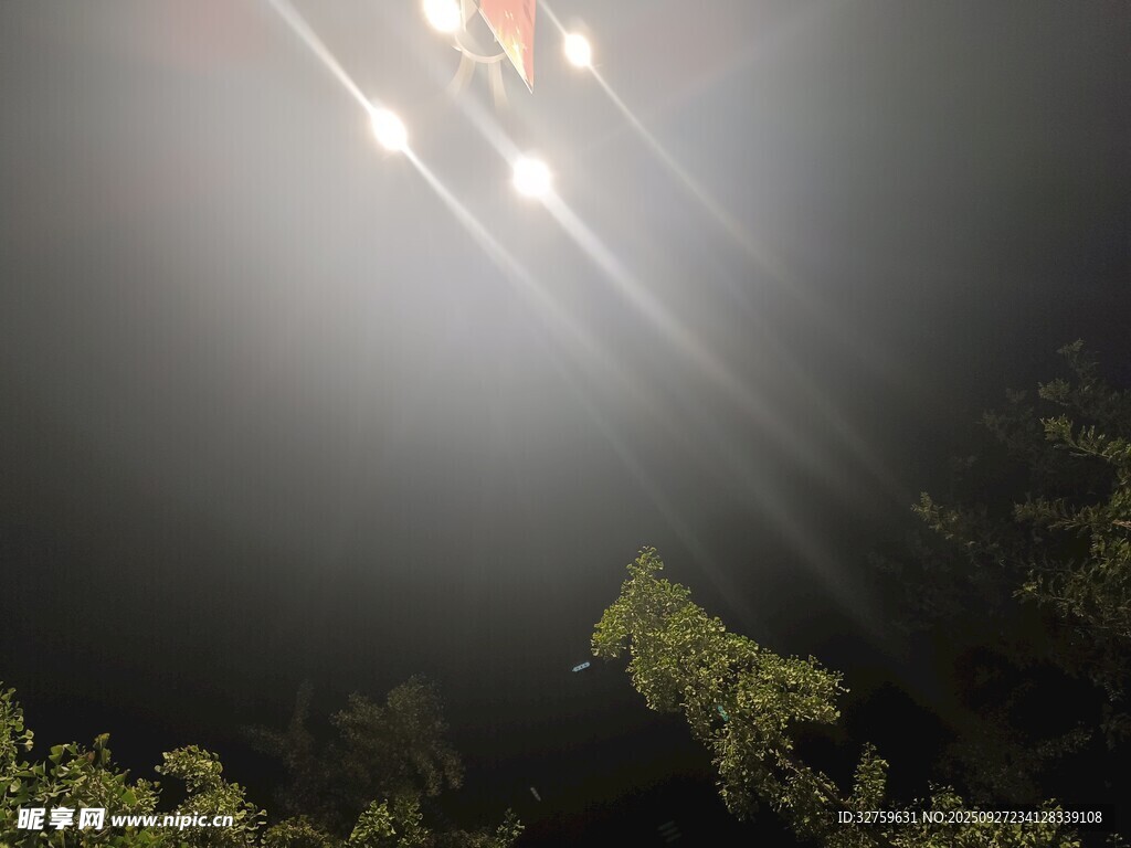 夜空中闪耀的火箭发射