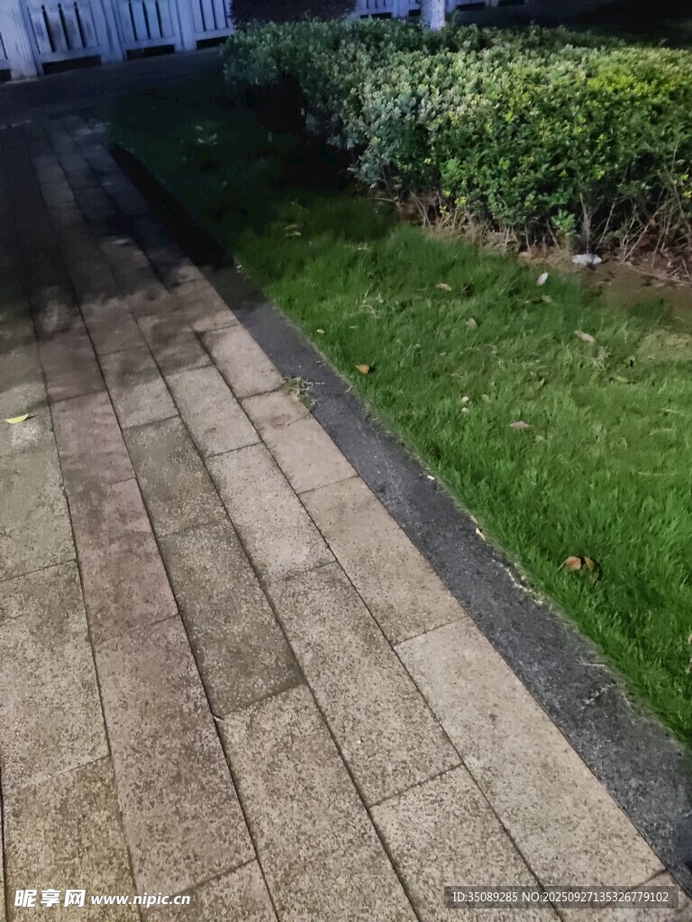 户外砖石步道与绿植景观