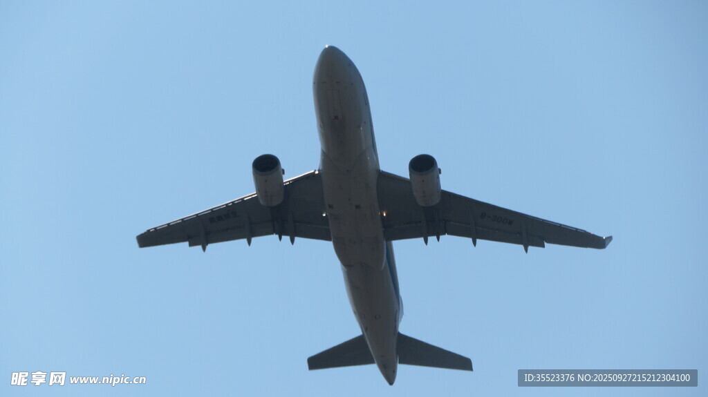 空中飞行的大型客机