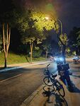 夜晚路边停放的自行车与行人