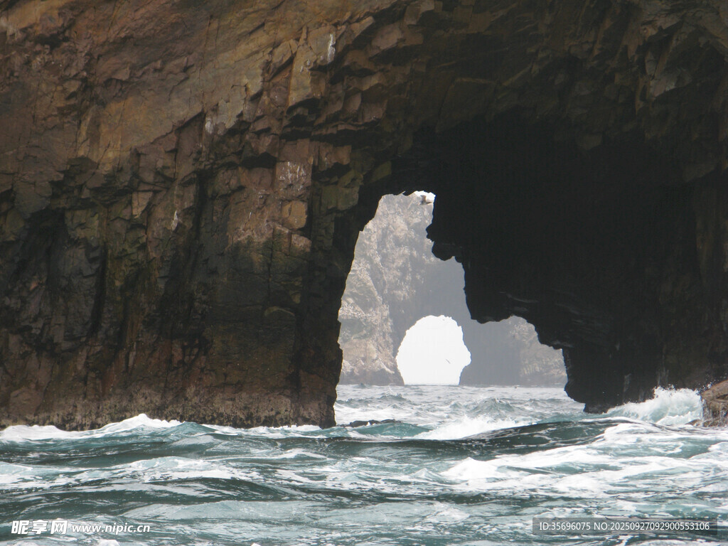 海边岩石与汹涌海浪